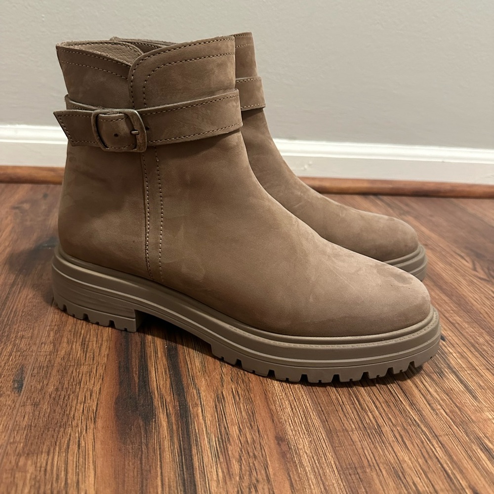 Steve Madden Women's Tan Round Toe Booties